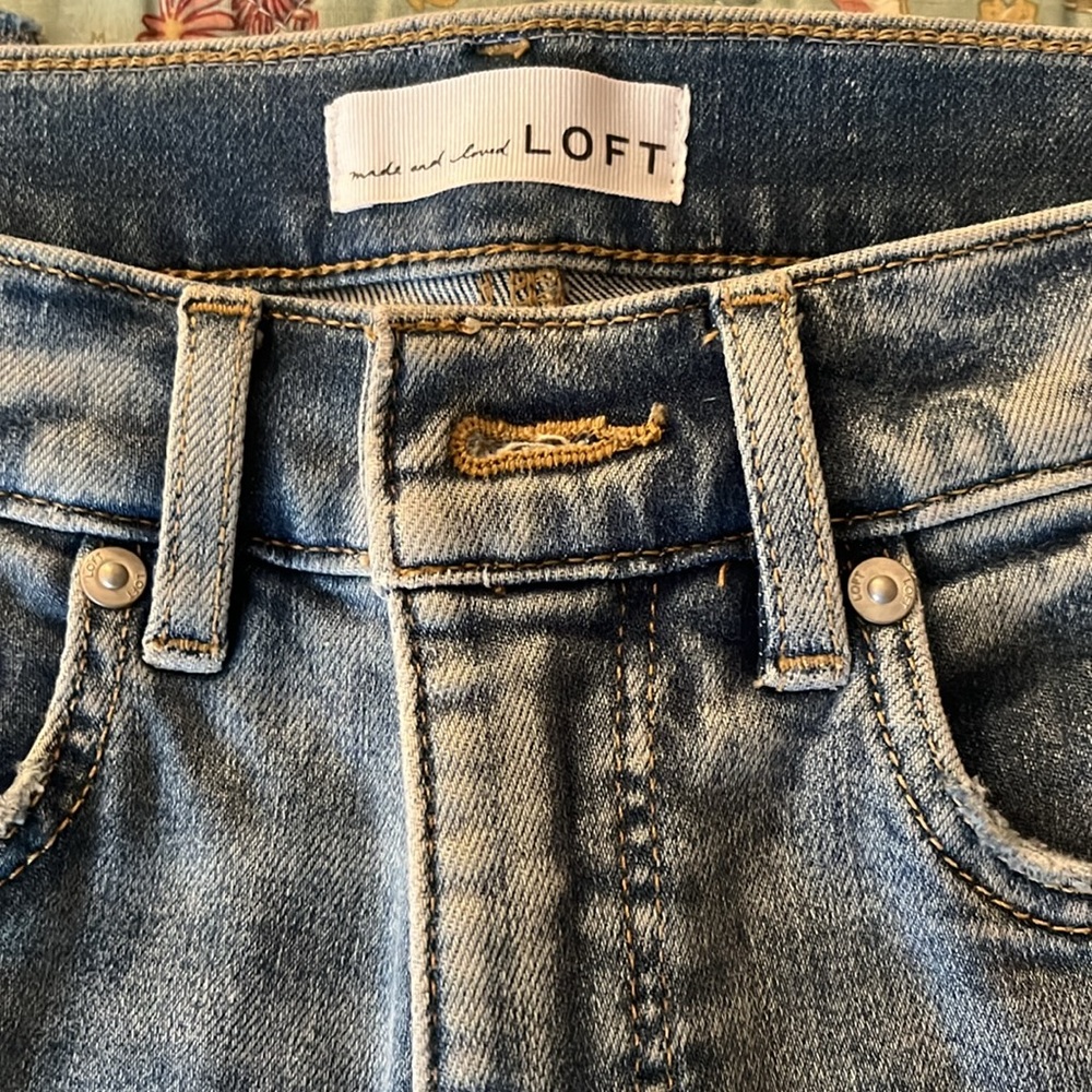 LOFT DISTRESSED NEW JEANS - Picture 2 of 7